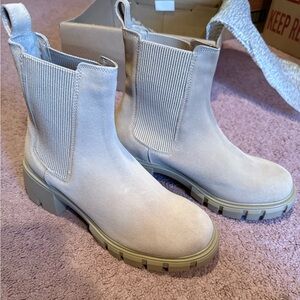 Steve Madden Hola Chelsea Boot - Sand Suede